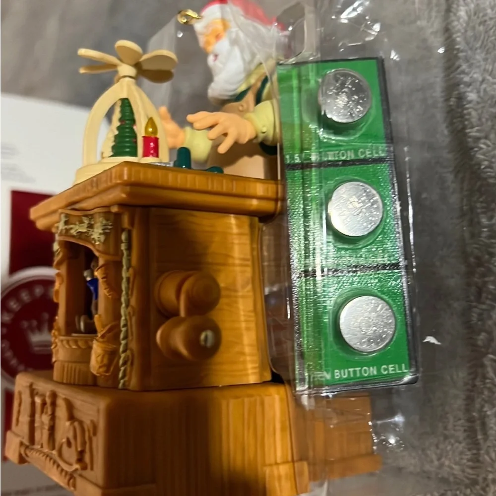 Hallmark 2019 Toymaker Santa Keepsake 20th Anniversary - Picture 3 of 4